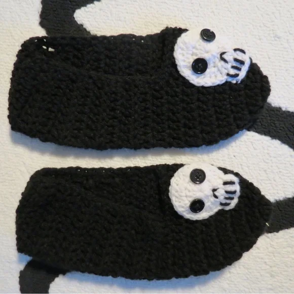 Knit Skull Booties - Picture 1 of 3